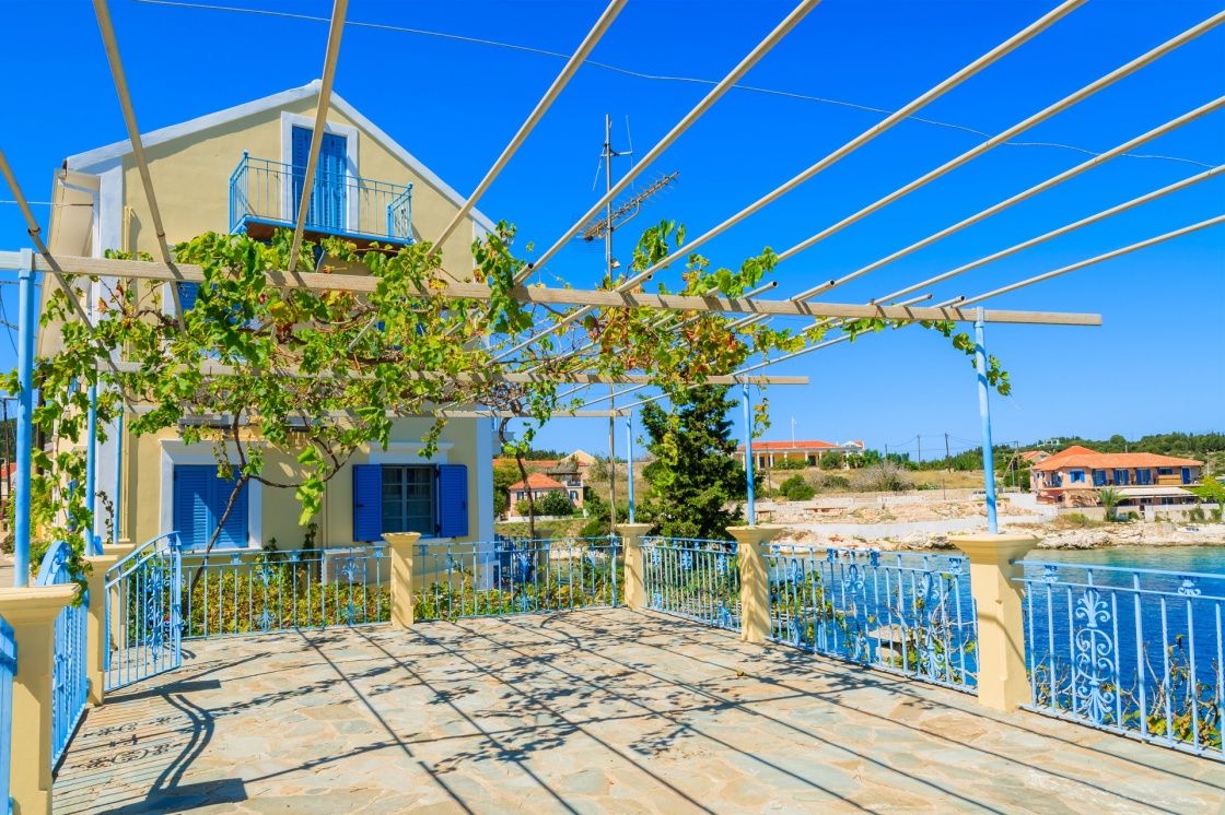 'Traditional greek house with vine growing on terrace in Fiskardo village, Kefalonia island, Greece' - Κεφαλονιά